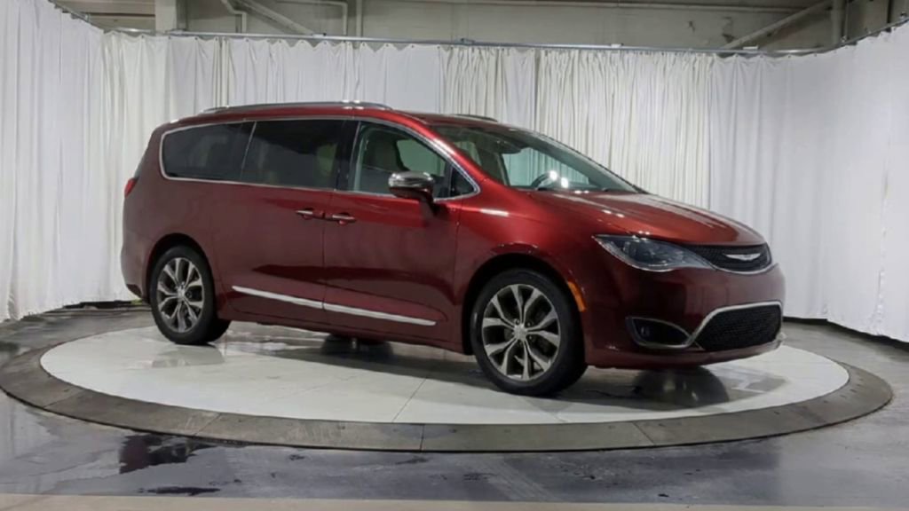Thumbnail: 2017 Chrysler Pacifica - 3