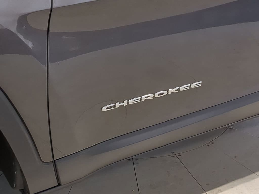 Thumbnail: 2016 Jeep Cherokee - 15