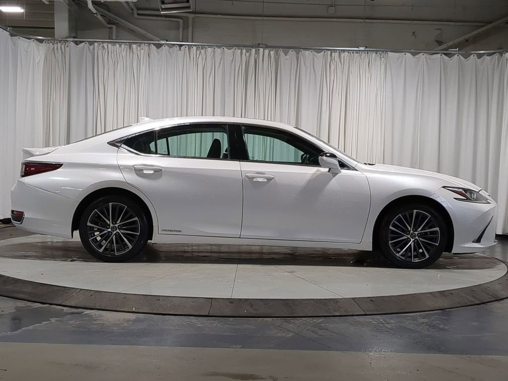 Thumbnail: 2022 Lexus ES - 18