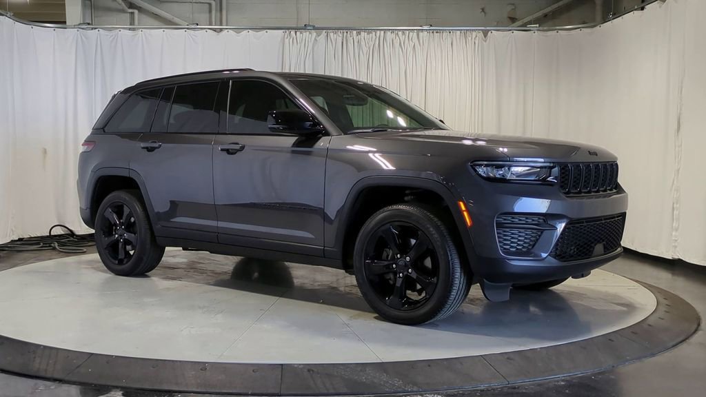 2024 Jeep Grand Cherokee Altitude photo 2