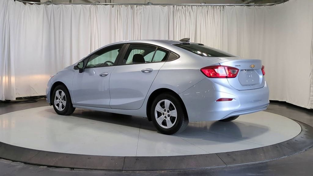 Thumbnail: 2017 Chevrolet Cruze - 6
