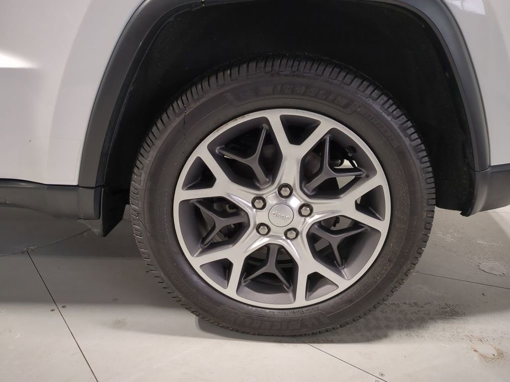 Thumbnail: 2020 Jeep Grand Cherokee - 17