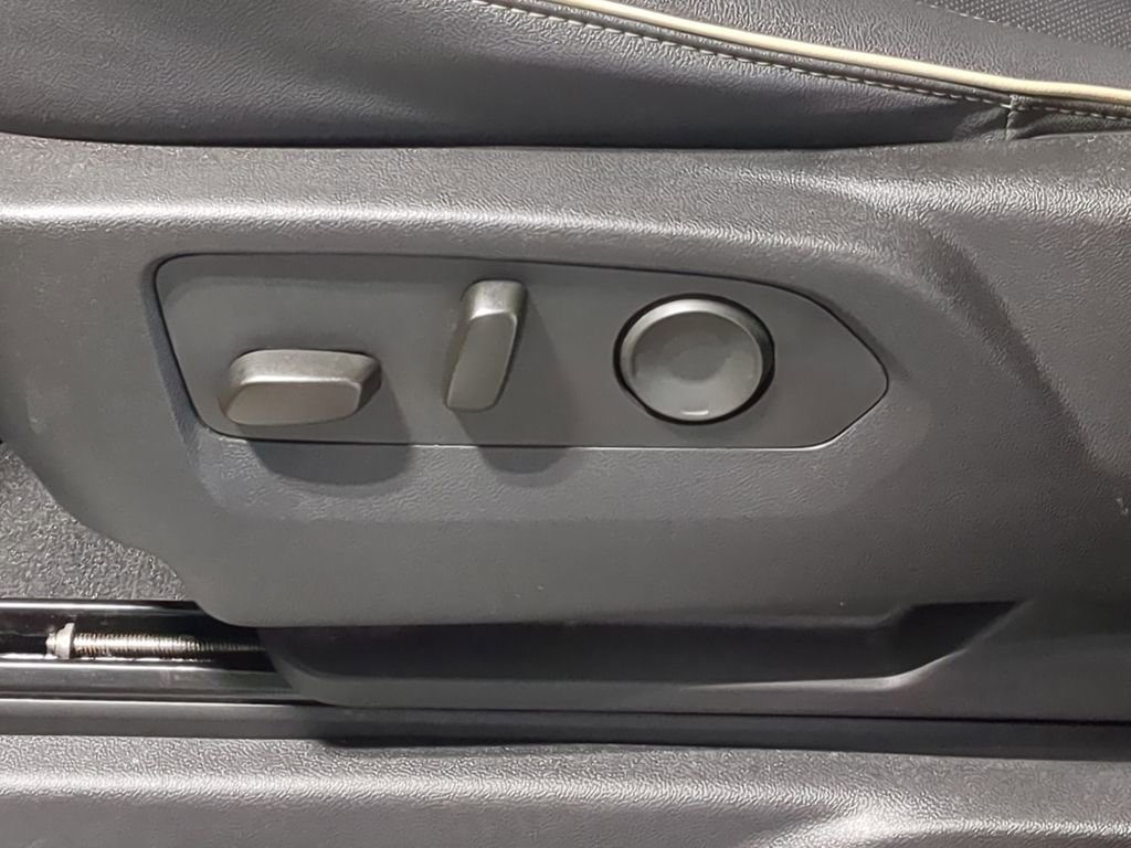 Thumbnail: 2023 GMC Yukon XL - 17