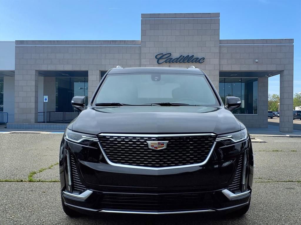 2025 Cadillac XT6 Luxury photo 2