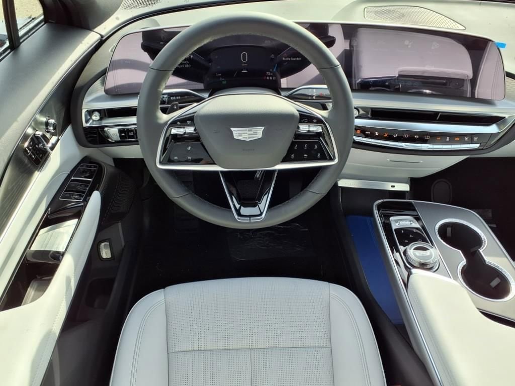 Thumbnail: 2025 Cadillac Lyriq - 10