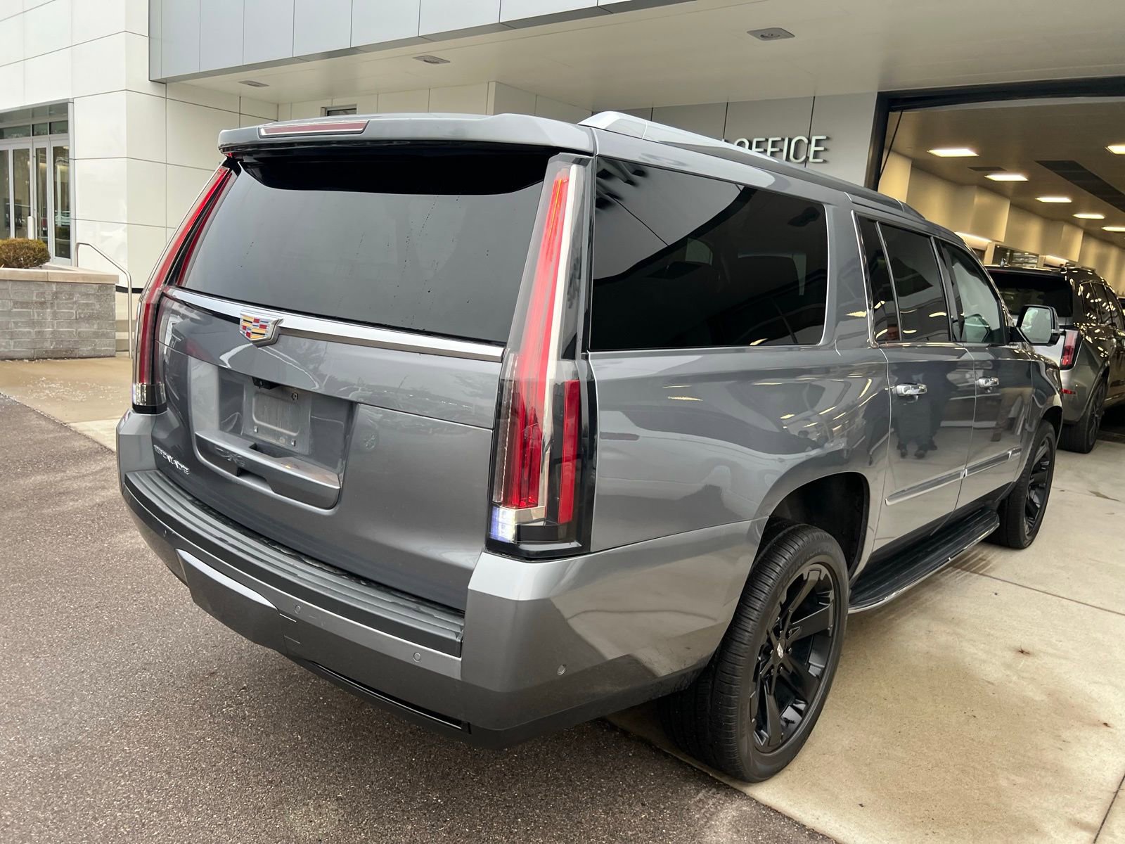 2020 Cadillac Escalade ESV Luxury photo 3