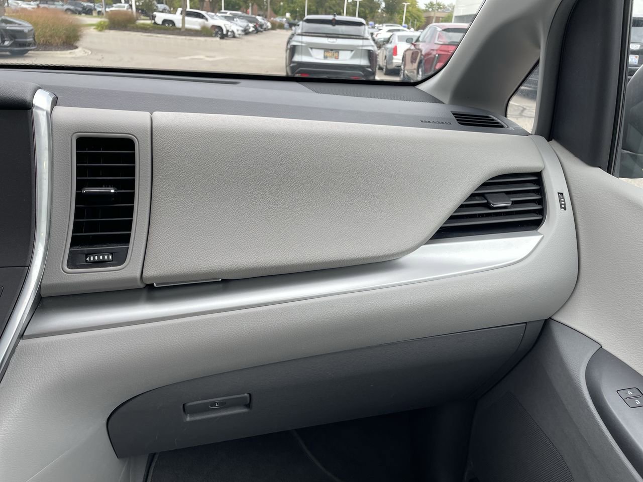Thumbnail: 2019 Toyota Sienna - 16