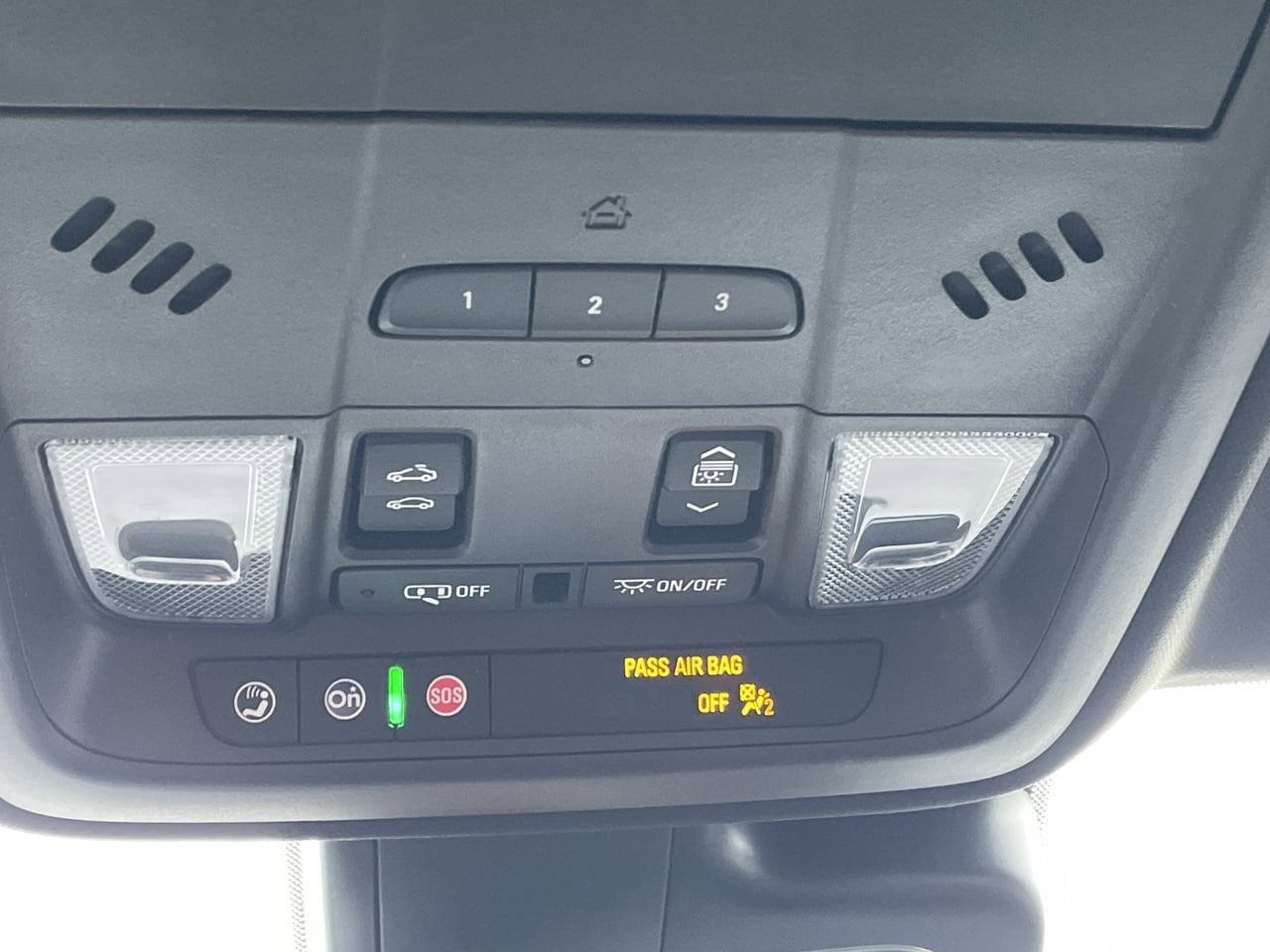 Thumbnail: 2023 Cadillac XT4 - 32