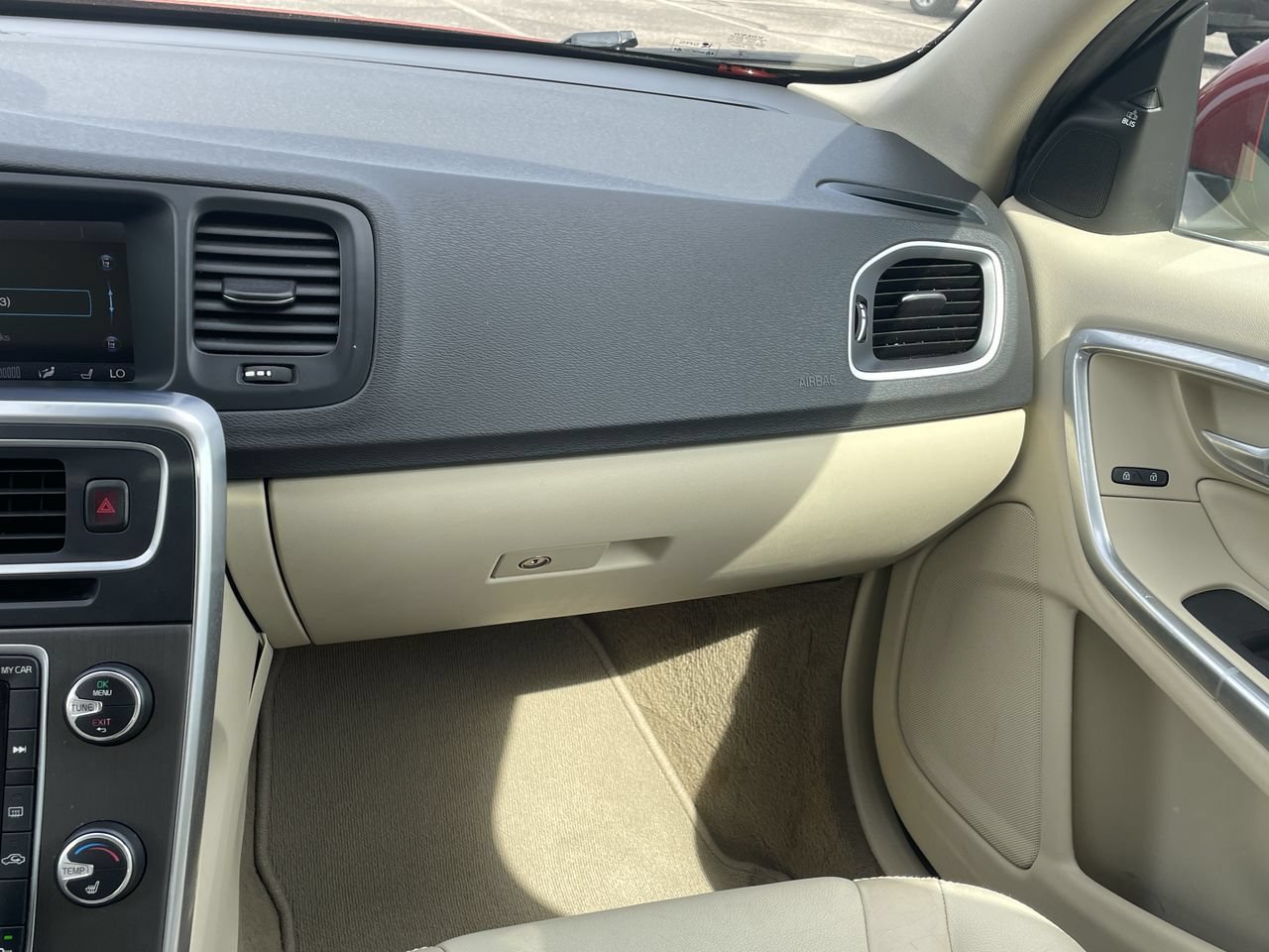 Thumbnail: 2015 Volvo V60 - 16