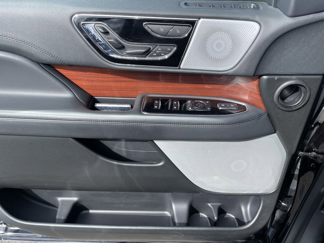Thumbnail: 2024 Lincoln Navigator L - 34