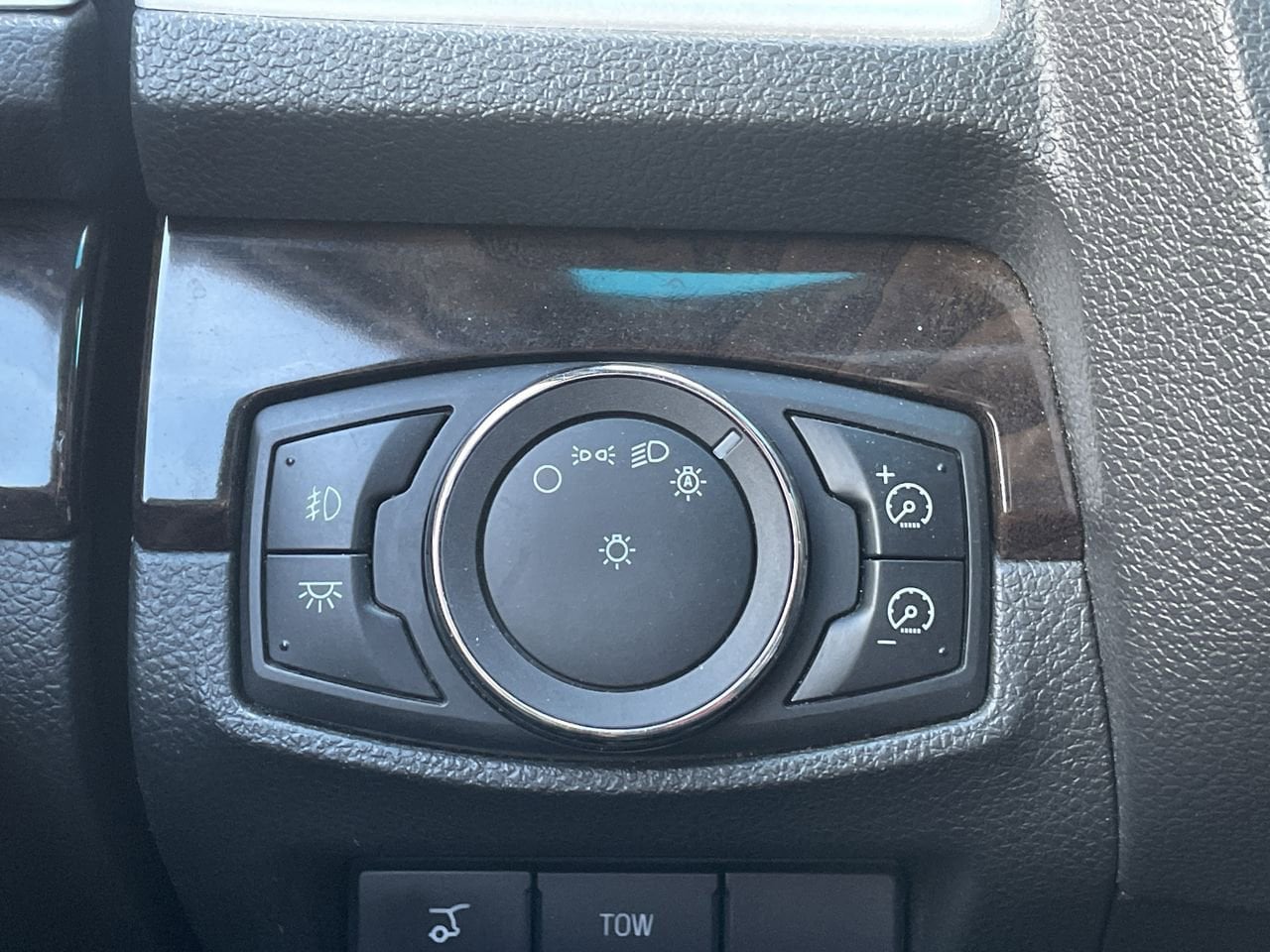 Thumbnail: 2012 Ford Explorer - 31