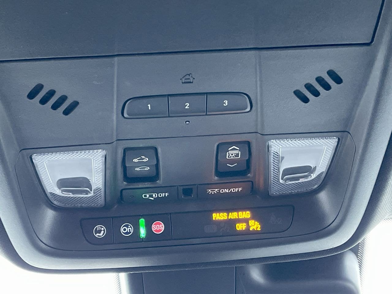 Thumbnail: 2023 Cadillac XT4 - 32