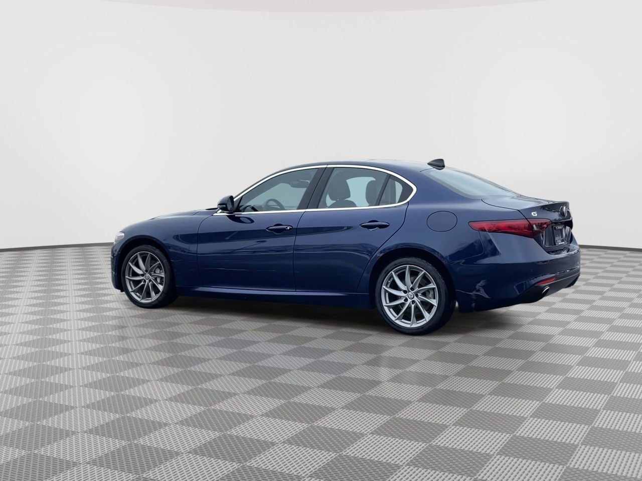 Thumbnail: 2019 Alfa Romeo Giulia - 6