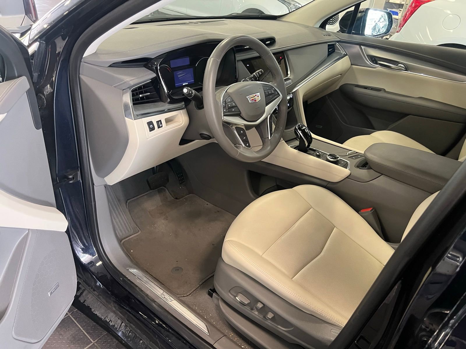 Thumbnail: 2022 Cadillac XT5 - 5
