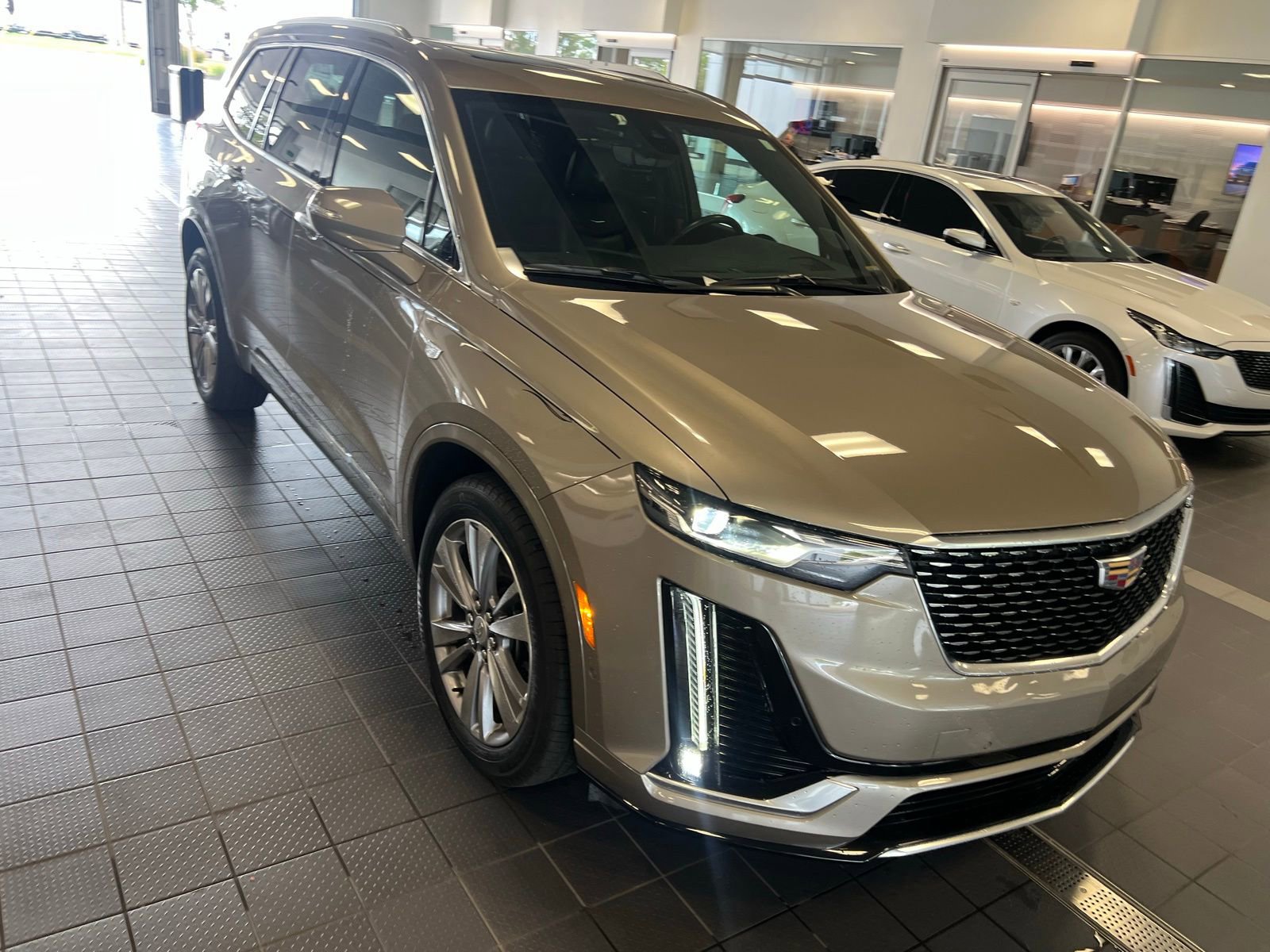 Thumbnail: 2023 Cadillac XT6 - 4