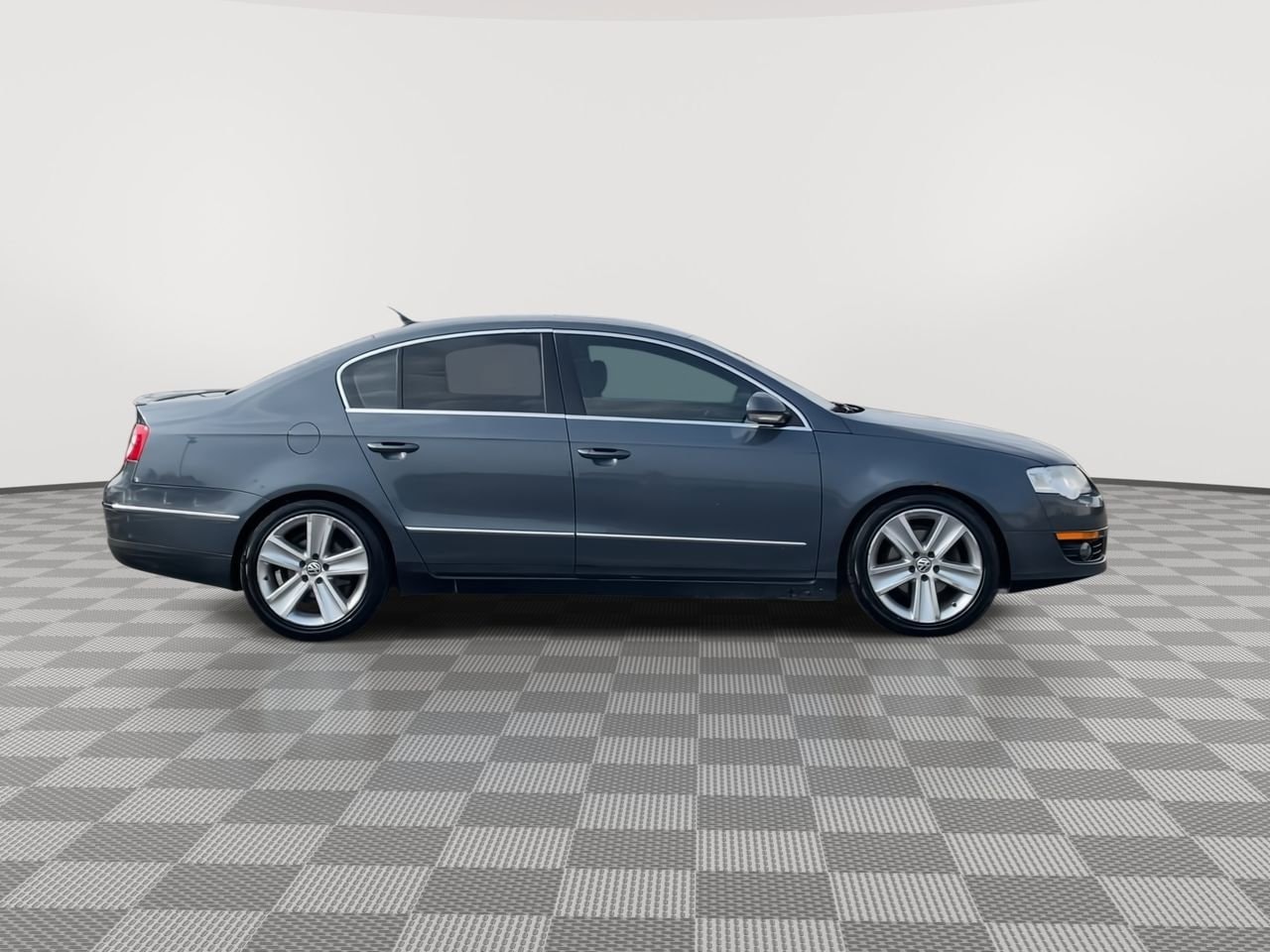 Thumbnail: 2010 Volkswagen Passat - 9