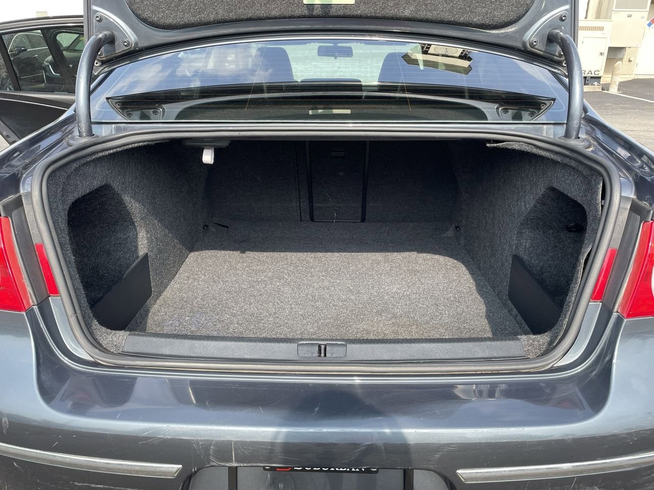 Thumbnail: 2010 Volkswagen Passat - 17
