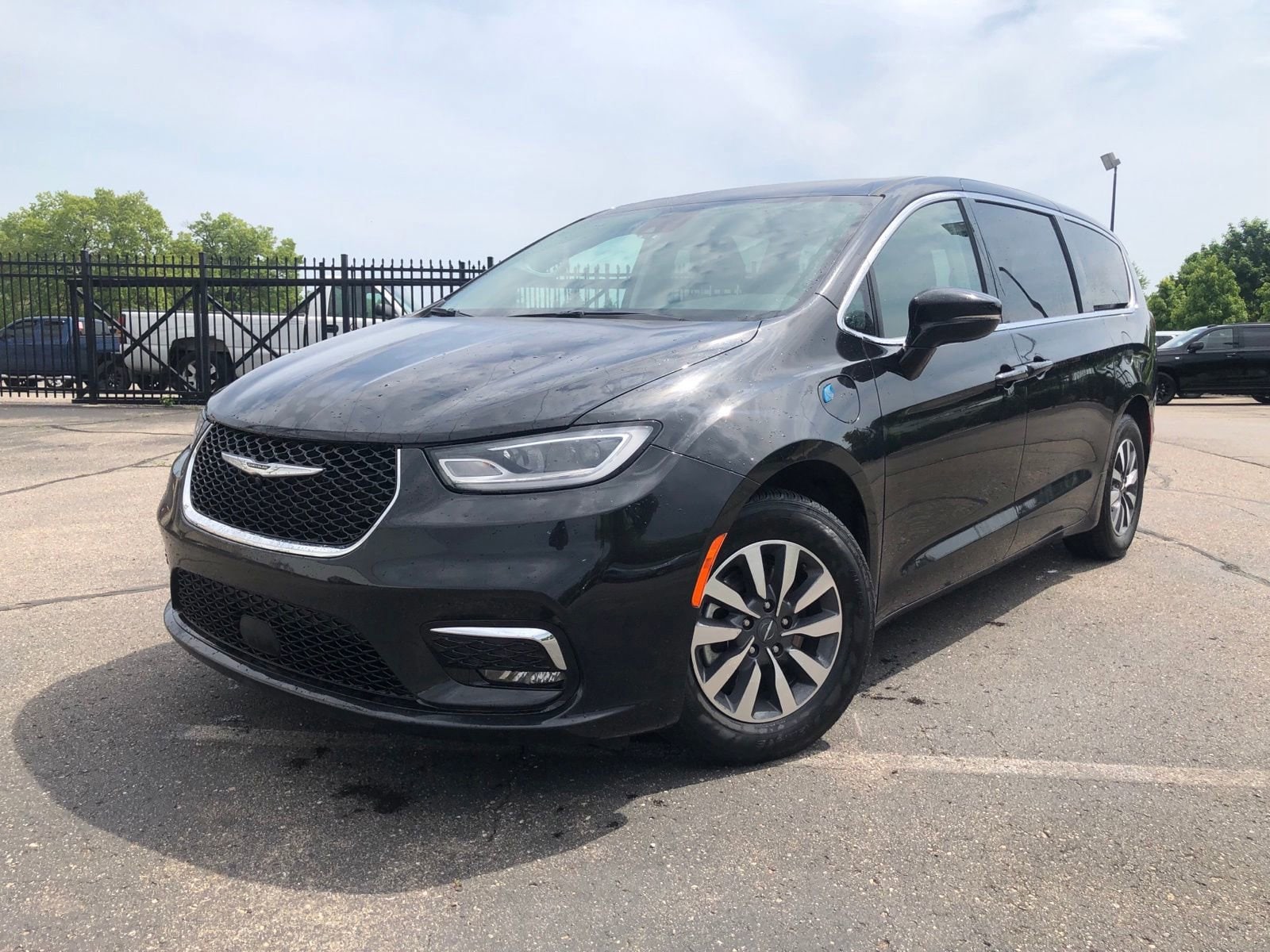 2024 Chrysler Pacifica Hybrid Select PHEV's photo