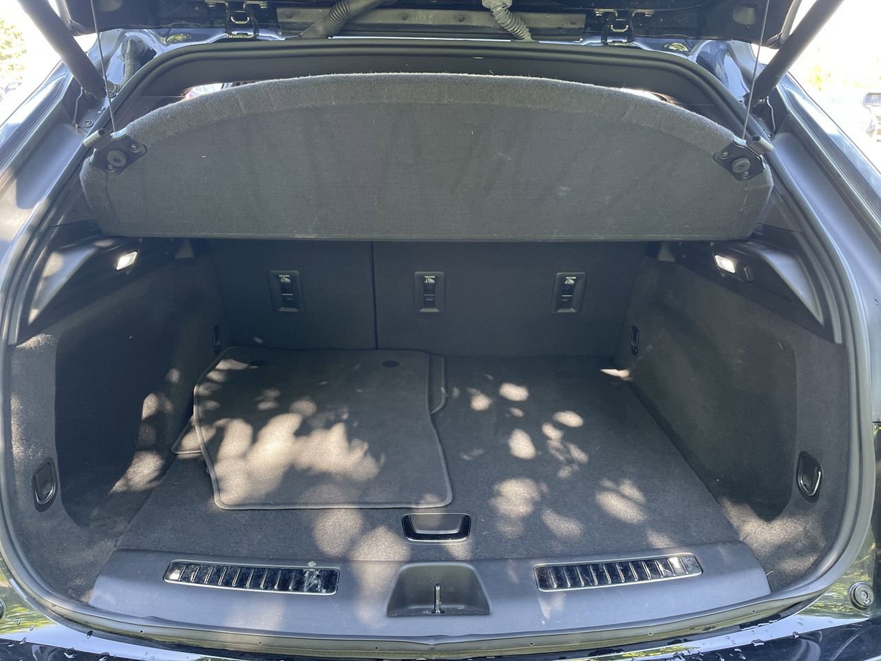 Thumbnail: 2023 Cadillac XT4 - 17
