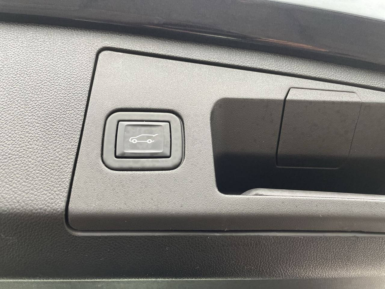 Thumbnail: 2023 Cadillac XT4 - 18