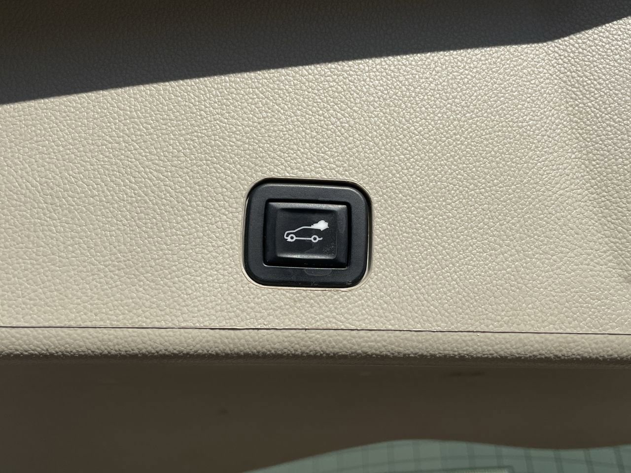Thumbnail: 2014 Cadillac SRX - 18