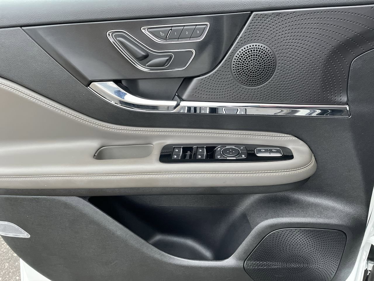 Thumbnail: 2023 Lincoln Corsair - 32