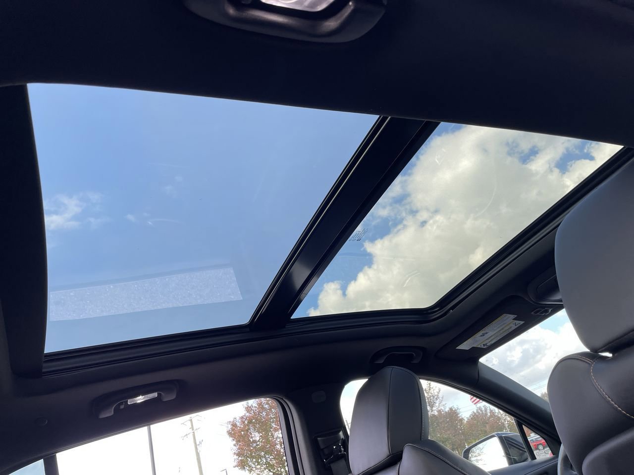 Thumbnail: 2023 Cadillac XT4 - 21