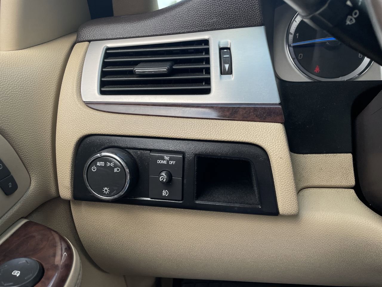 Thumbnail: 2010 Cadillac Escalade - 31