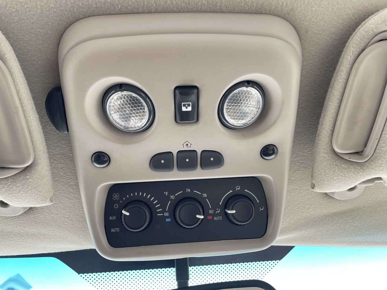 Thumbnail: 2005 Chevrolet Suburban - 30