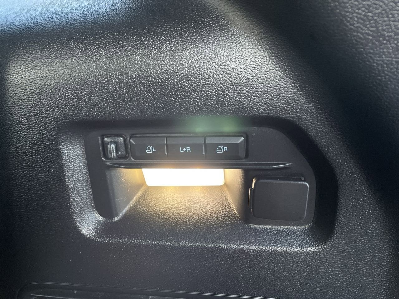 Thumbnail: 2022 Ford Explorer - 18