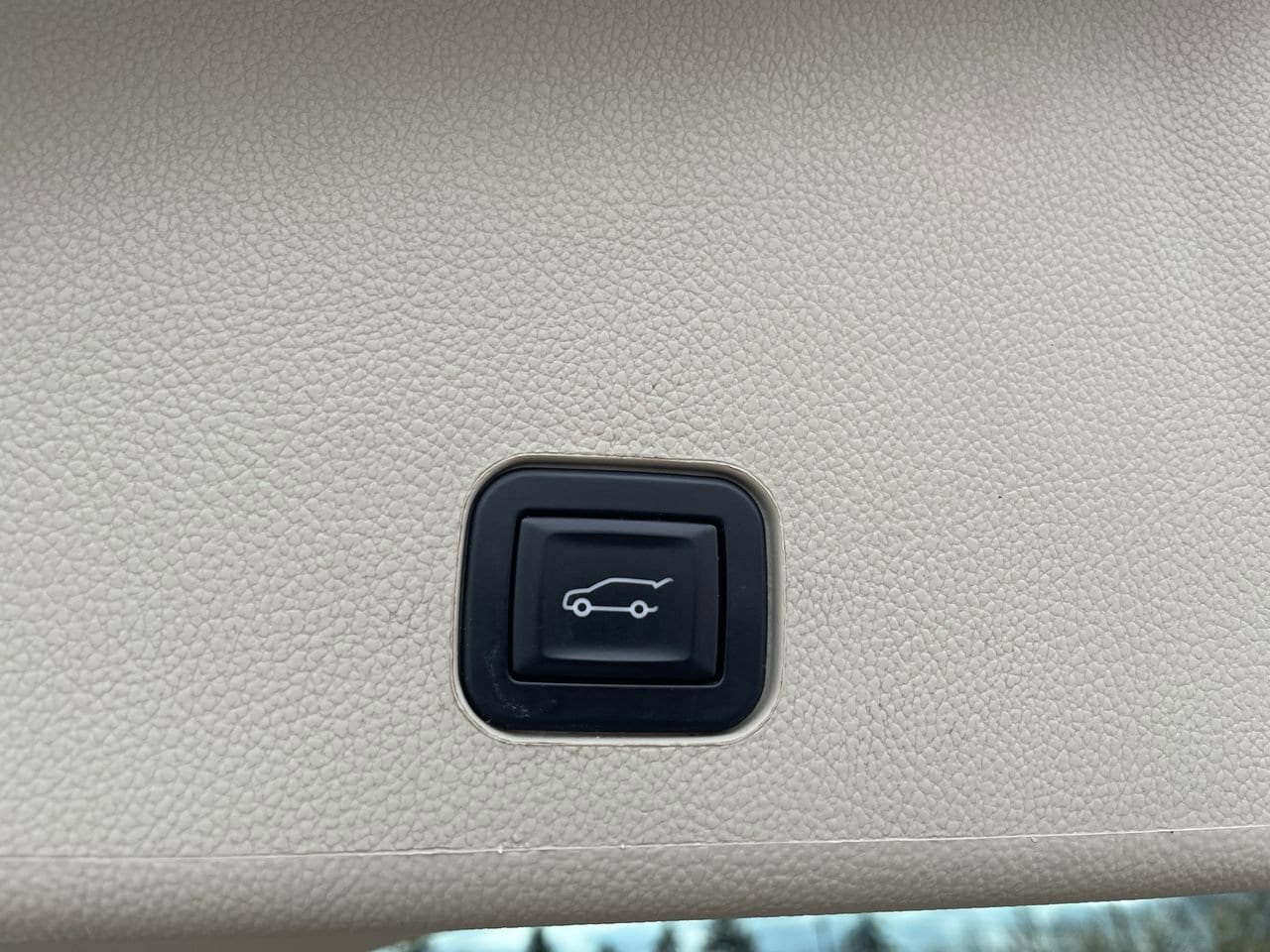 Thumbnail: 2015 Cadillac SRX - 18