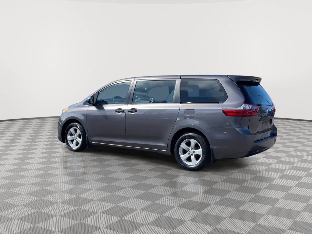 Thumbnail: 2017 Toyota Sienna - 6