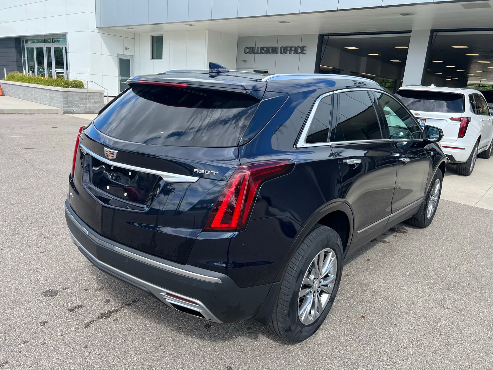 Thumbnail: 2022 Cadillac XT5 - 3