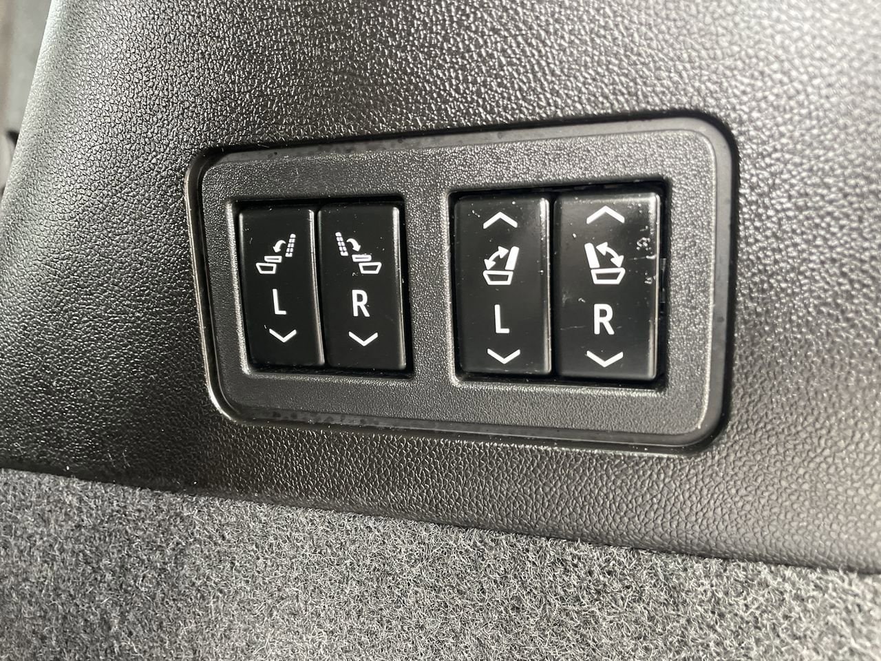 Thumbnail: 2023 Cadillac XT6 - 18