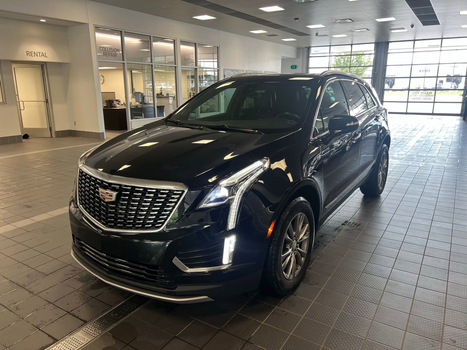 Thumbnail: 2023 Cadillac XT5 - 1