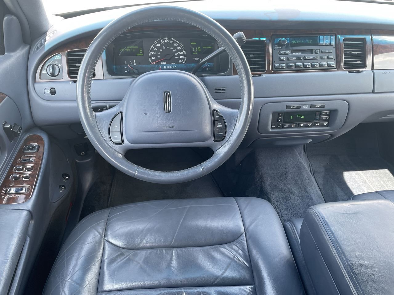 Thumbnail: 2000 Lincoln Town Car - 11