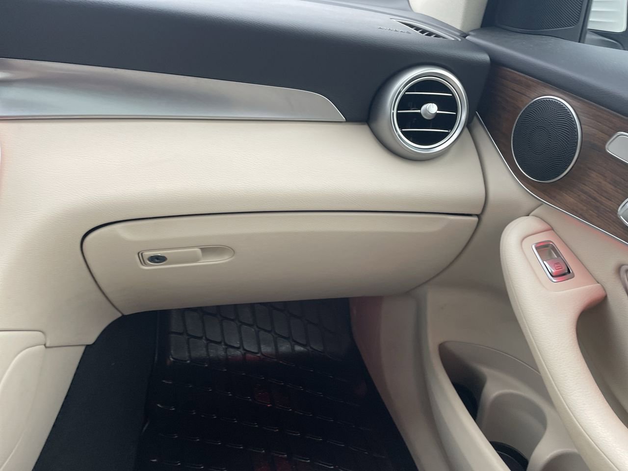 Thumbnail: 2022 Mercedes-Benz GLC - 16