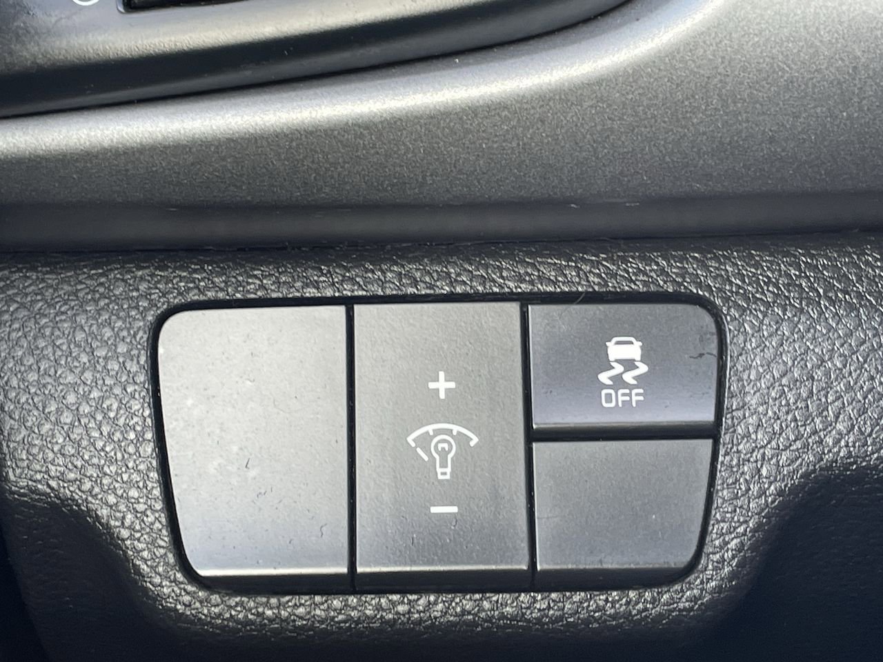 Thumbnail: 2020 Kia Rio - 25