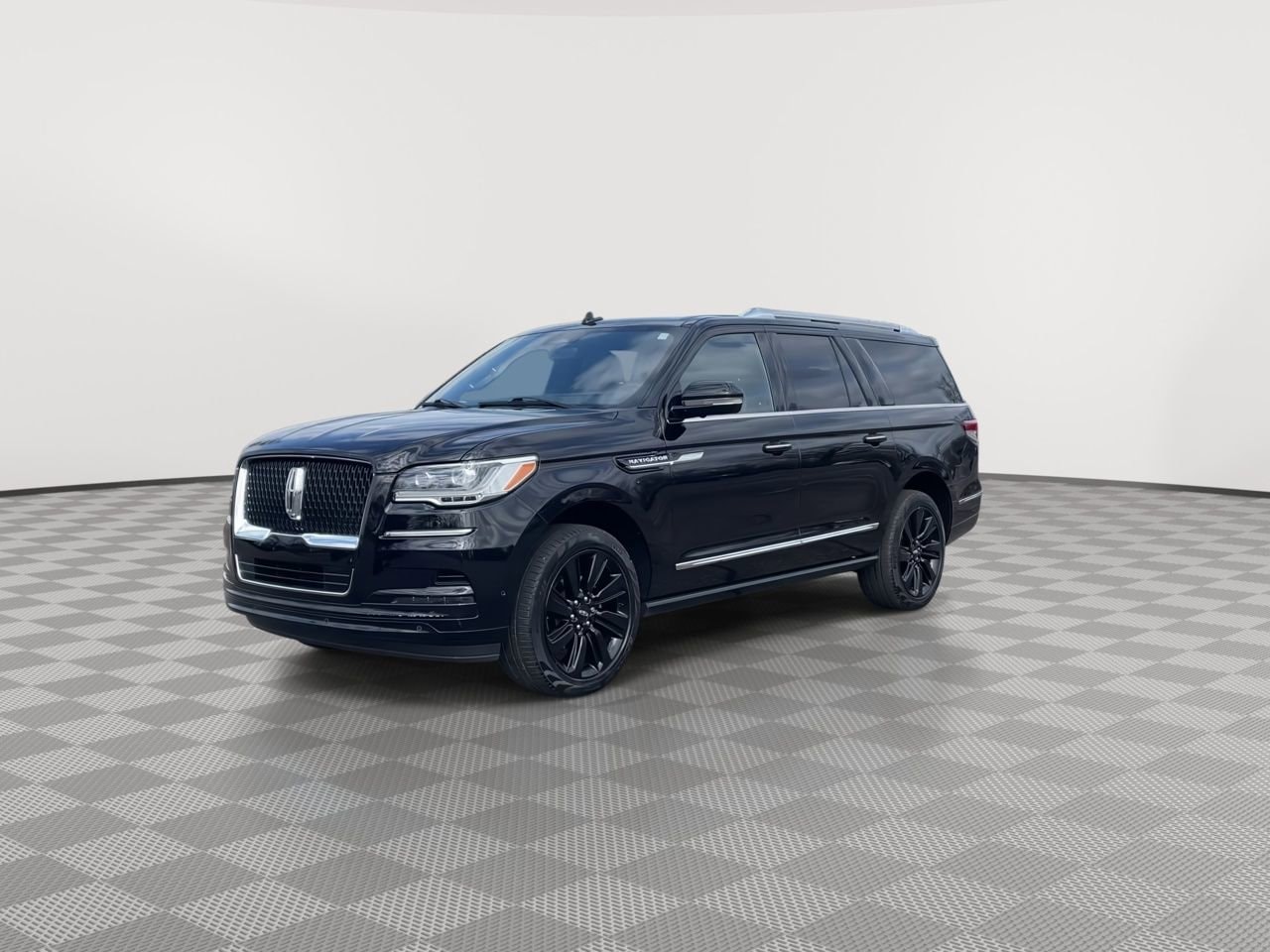 Thumbnail: 2024 Lincoln Navigator L - 3