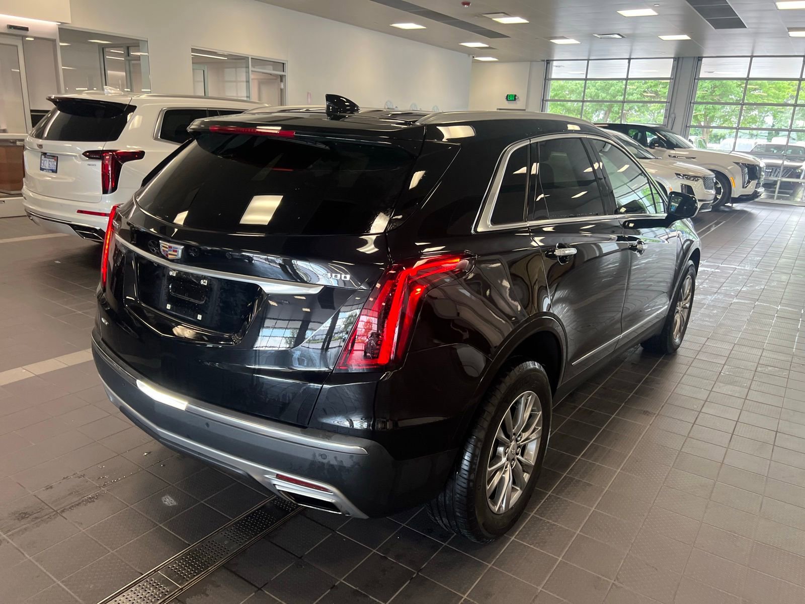 Thumbnail: 2023 Cadillac XT5 - 3
