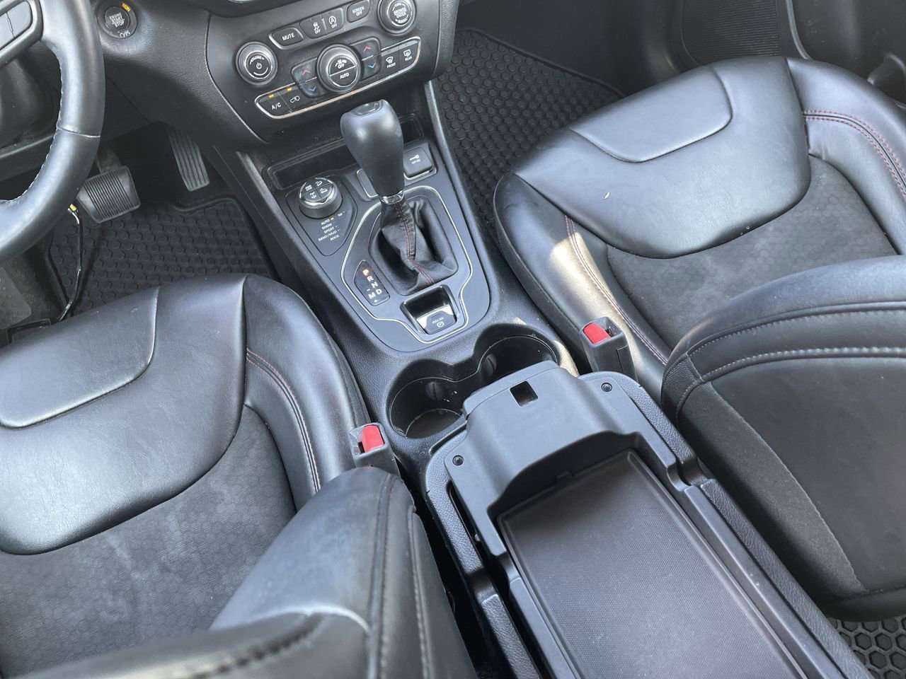 Thumbnail: 2019 Jeep Cherokee - 23