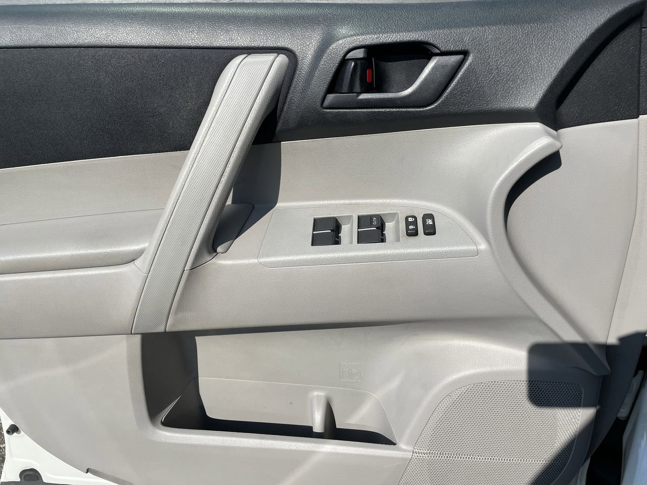 Thumbnail: 2013 Toyota Highlander - 28