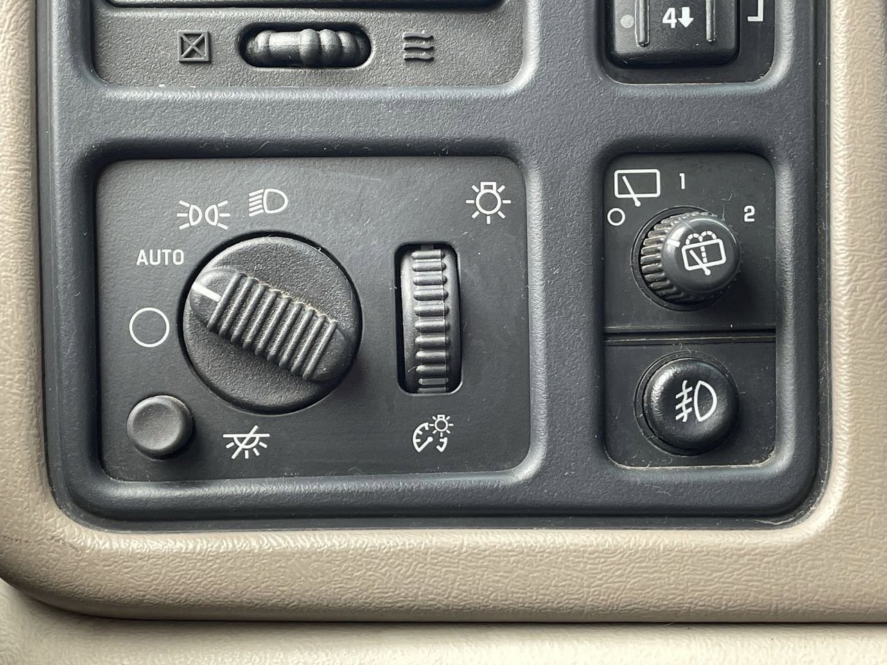 Thumbnail: 2005 Chevrolet Suburban - 29