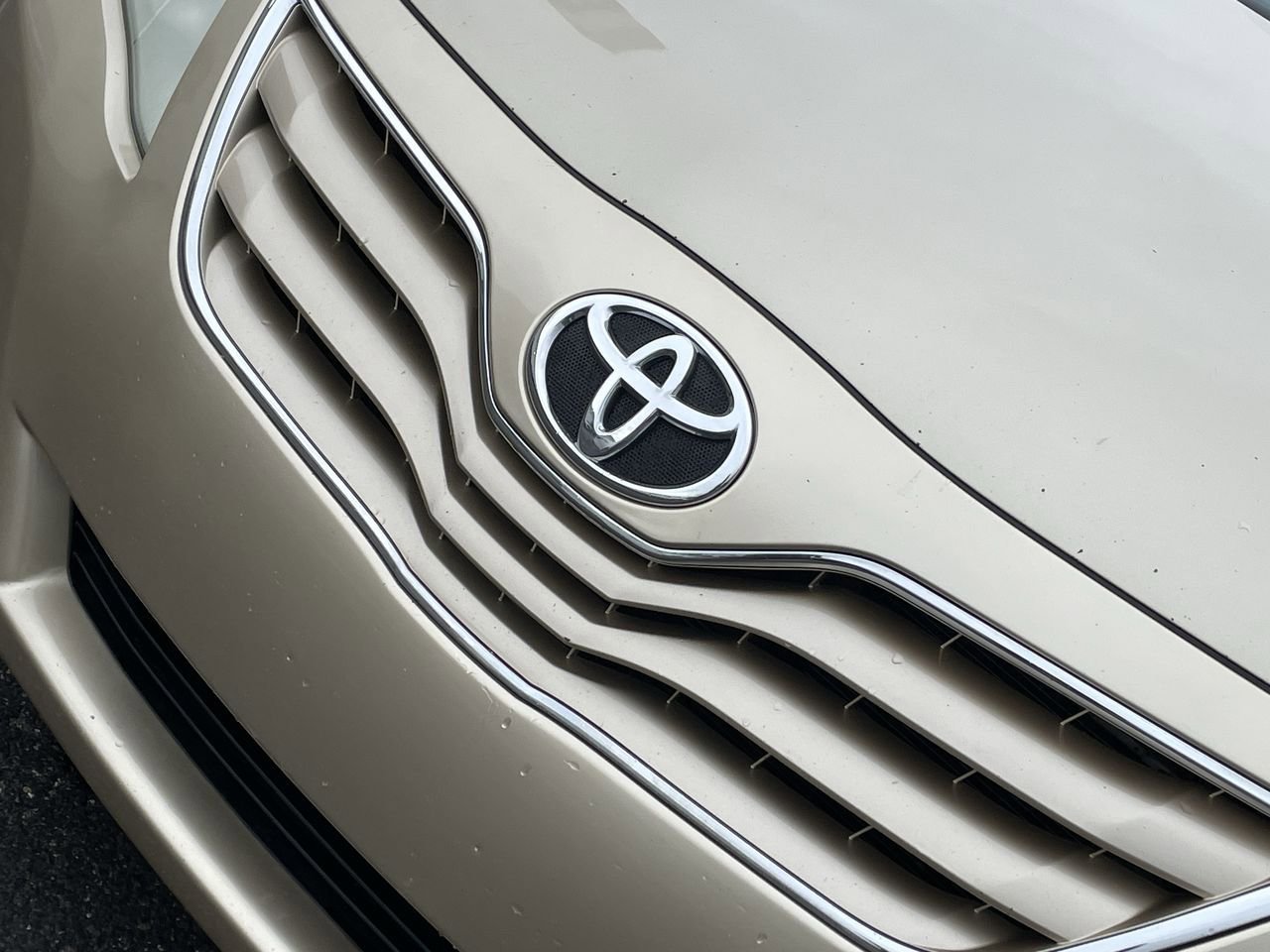 2010 Toyota Camry  29