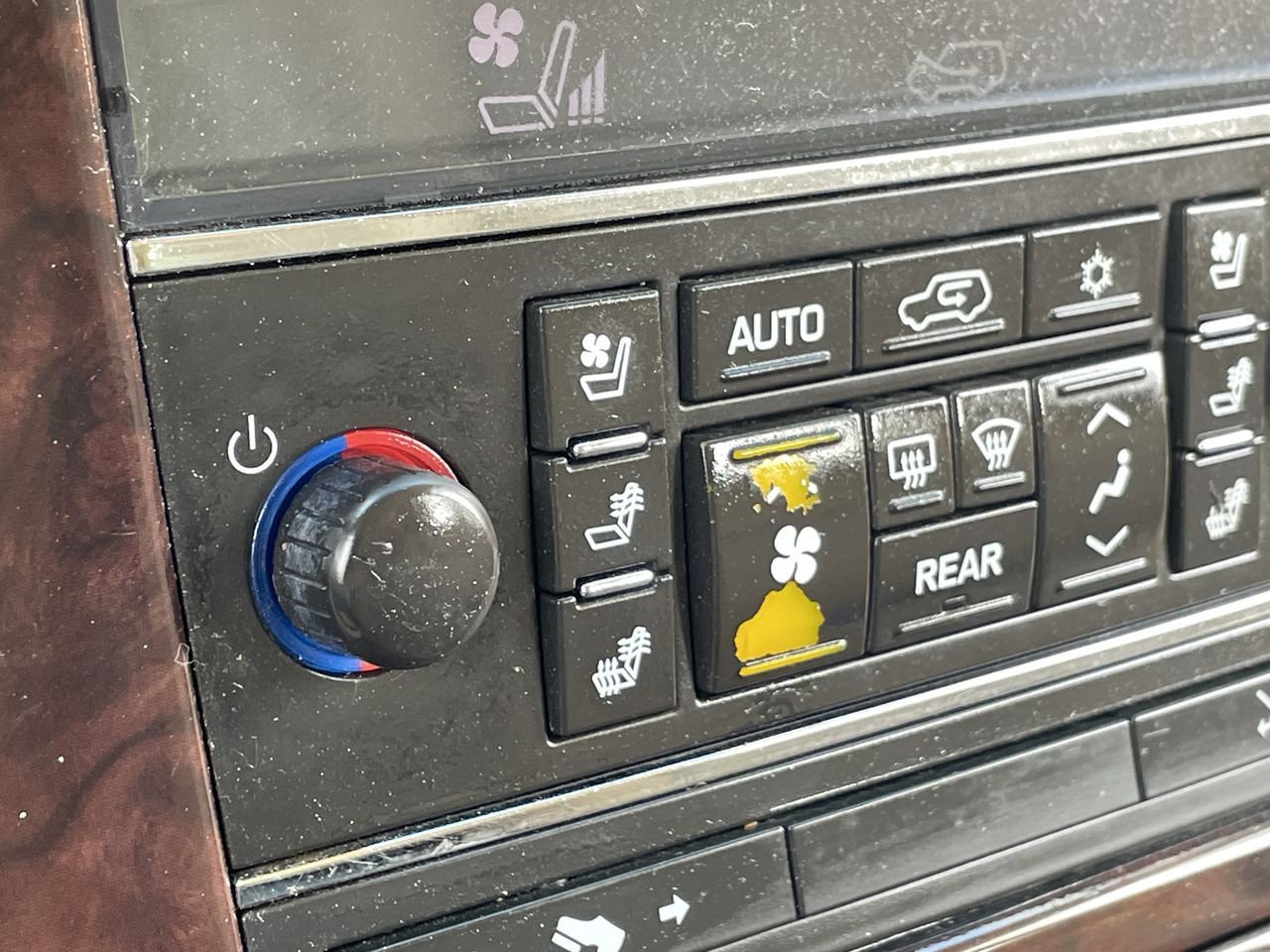 Thumbnail: 2010 Cadillac Escalade - 24