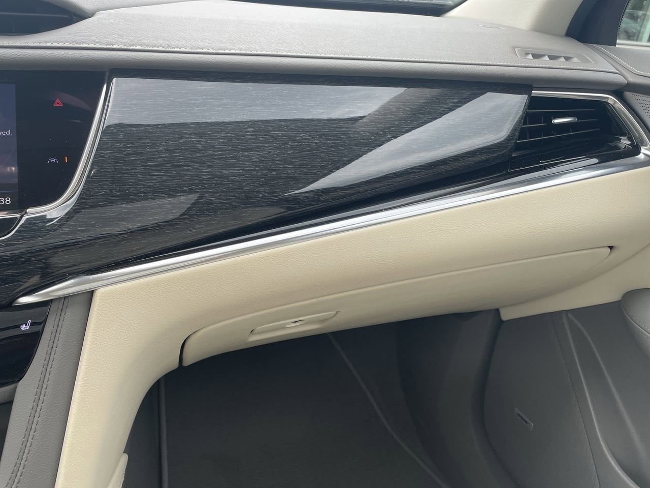 Thumbnail: 2022 Cadillac XT6 - 16