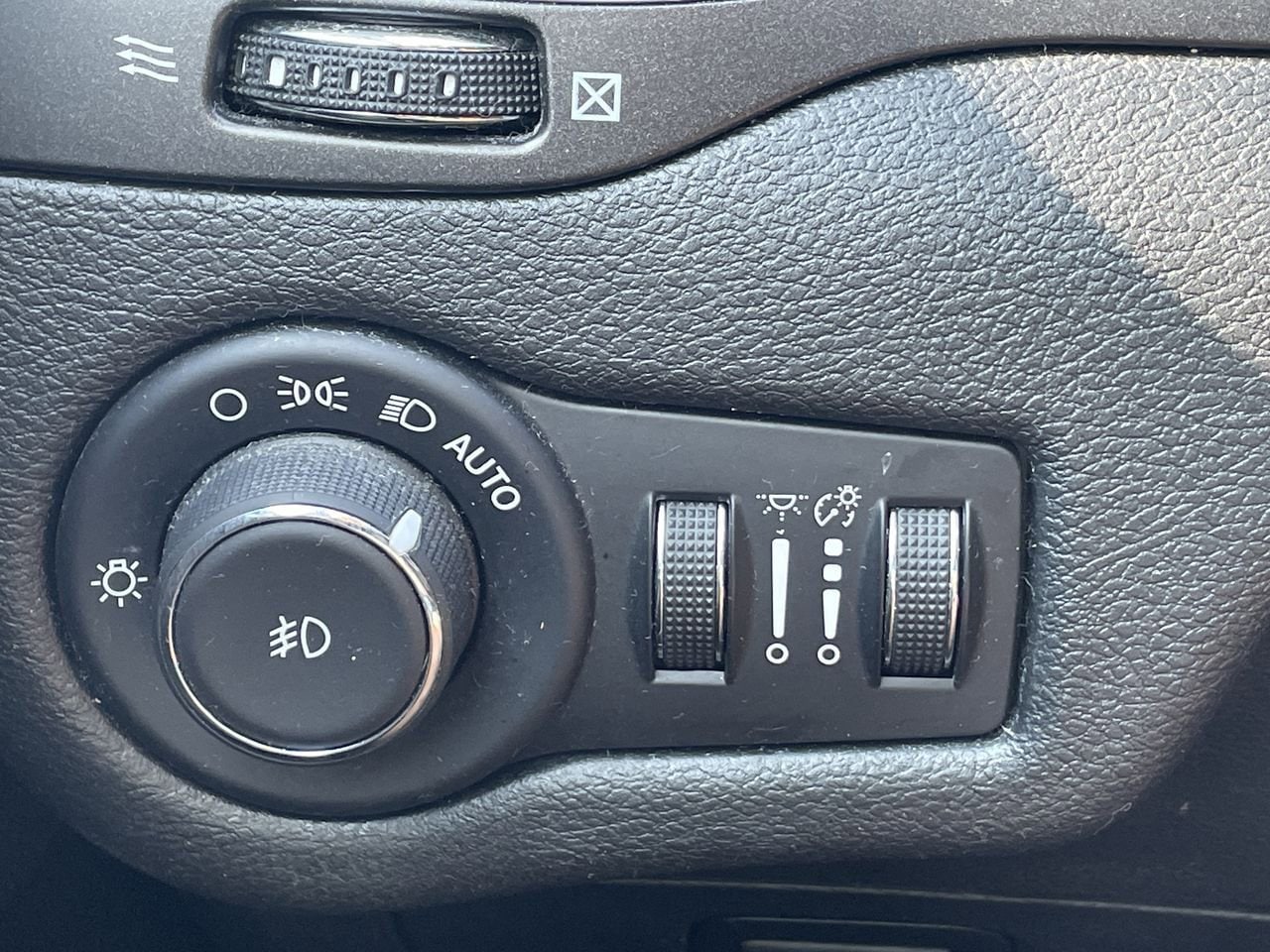 Thumbnail: 2019 Jeep Cherokee - 28