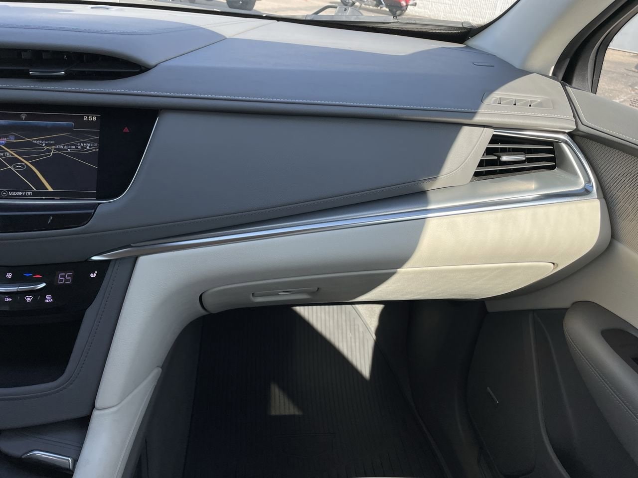 Thumbnail: 2017 Cadillac XT5 - 16