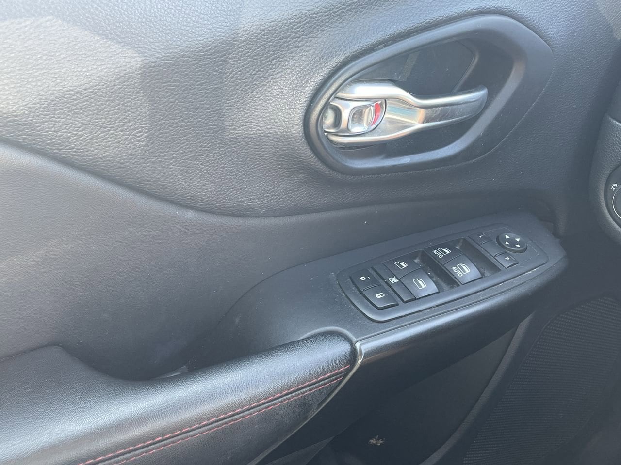 Thumbnail: 2019 Jeep Cherokee - 32