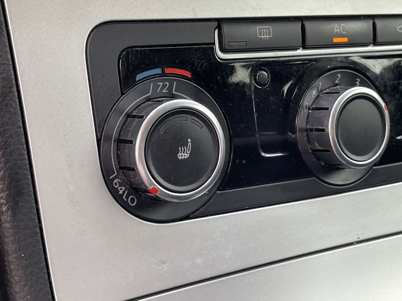 Thumbnail: 2010 Volkswagen Passat - 21